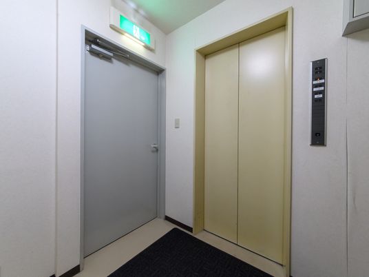 廊下のエレベーターと非常口