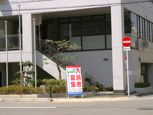 募集看板のある外観  
