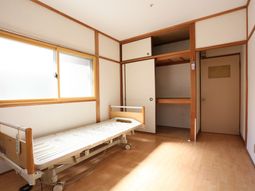 明るい居室の様子