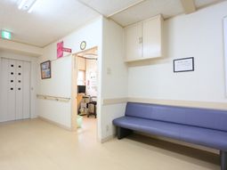 廊下のベンチと掲示板