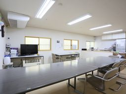 多機能スペースの明るい室内