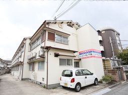 白壁の建物と駐車スペース
