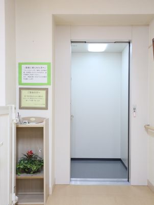 窓口と掲示物のある壁