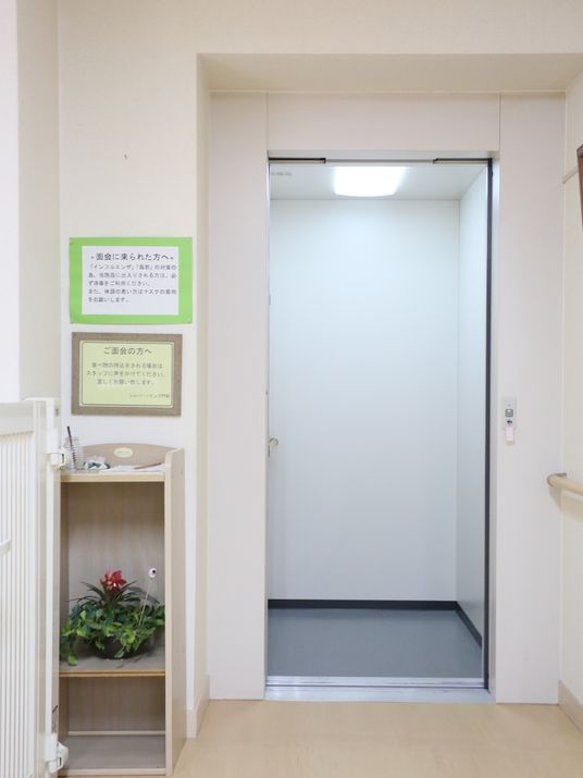 窓口と掲示物のある壁