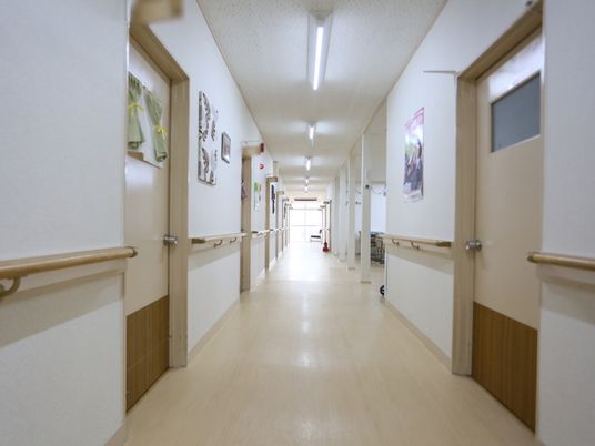 手すり付きの明るい廊下