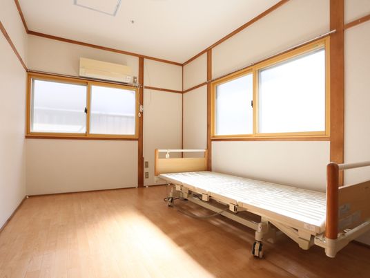 明るい居室のベッド