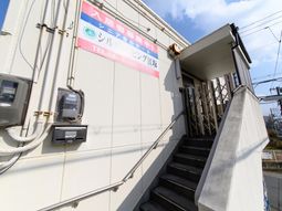 施設の入り口と階段