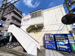 建物の外観と階段