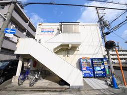 都会的な建物のエントランス