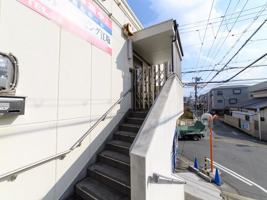 施設の階段と外観