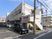 建物と看板の外観