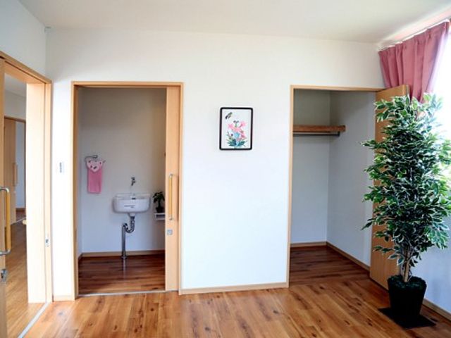 ゆったり洗面所のある居室 居室2 広々として明るい雰囲気の部屋です。必要に応じたケアが行えるように、細やかな配慮が感じられる空間となっています。