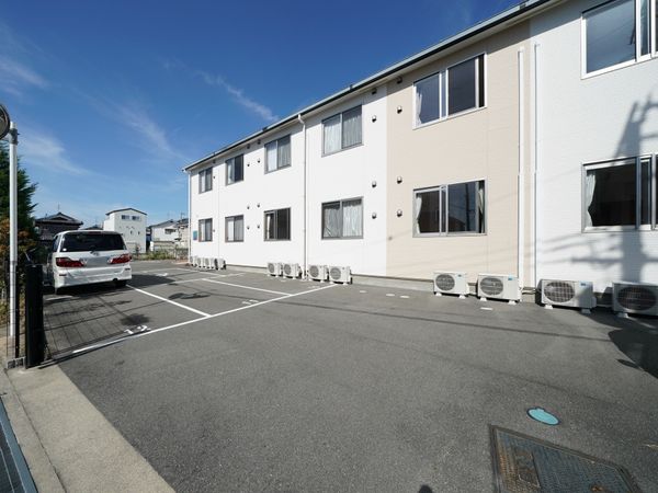 清潔な白い建物の外観