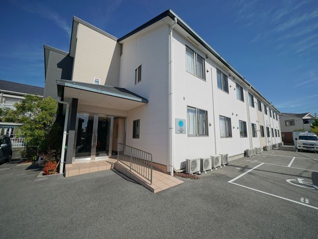 明るく清潔感のある建物エントランス 外観 日差しが差し込む広々としたエントランスです。階段には手すりが付いており、安全に配慮された設計となっております。