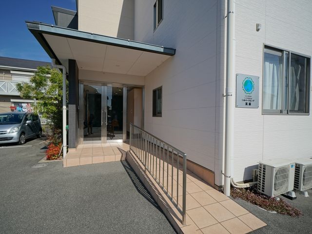 広々としたエントランス 玄関 光が降り注ぐエントランスは、スタッフの方が優しい笑顔で迎えます。明るい第一印象を感じ取っていただける環境です。