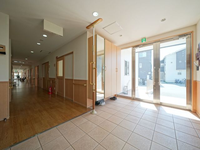 廊下の明るい光景 玄関 ゆとりある通路が確保された清潔感のあふれる廊下です。自然光が差し込む開放的な空間で、快適にお過ごしいただけます。