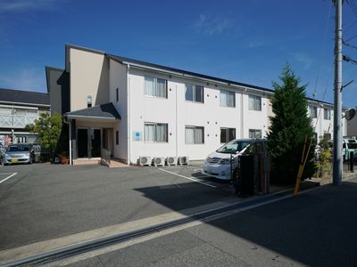 静かな施設の外観