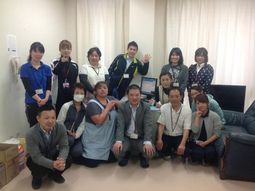 笑顔のスタッフ集合