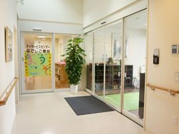 明るい廊下とエントランス