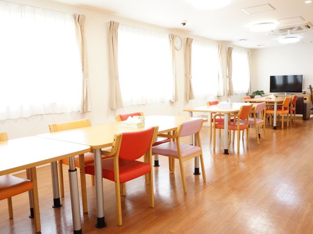 日当たりの良い食堂空間 共有スペース ゆったりとした食堂では、暖色系の家具が明るい雰囲気を作り出しており、大型テレビでの憩いの時間も楽しめます。
