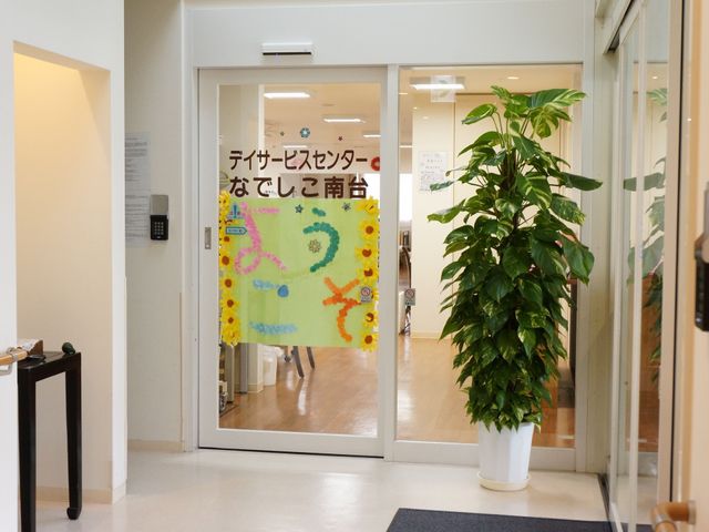 エントランスの明るい景観 入口 手作り感のあふれる掲示物がお出迎えするエントランスです。訪れる皆様に温かい雰囲気を提供しています。