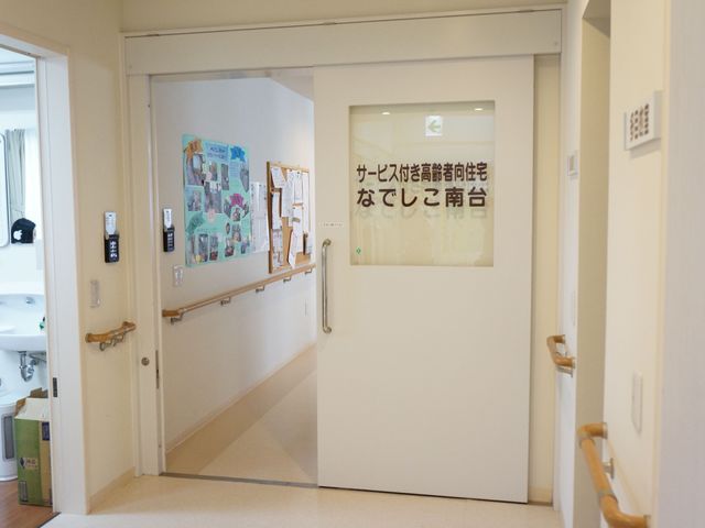 明るい廊下の片引き戸 扉 ゆとりある通路が確保された快適な通路です。手すりが設置されており、安心して歩ける環境が整っています。