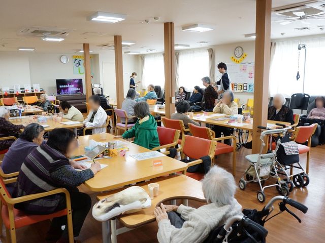 多世代が集う活動スペース 共有スペース 明るく開放的な食堂で、利用者同士が交流を深めております。多様な活動が行われる温かい雰囲気の場所です。