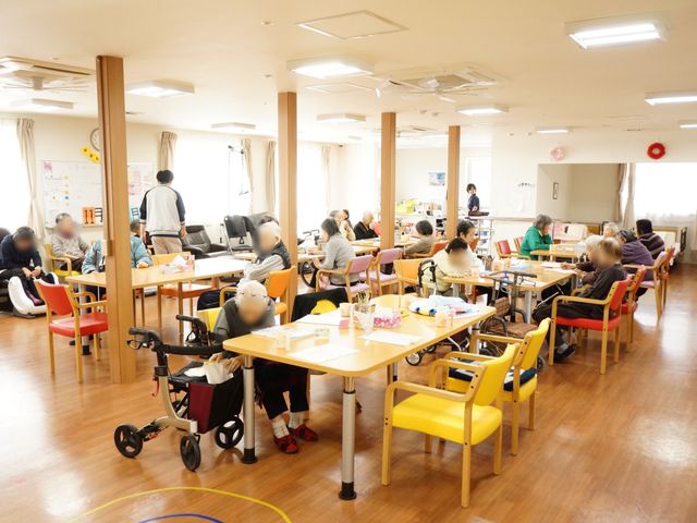 共有スペースの日常風景 共有スペース 居心地のよい食堂では、利用者の方々が様々な活動に興じており、スタッフが支援しています。日々の生活が充実しており、安心して働ける環境が整っています。