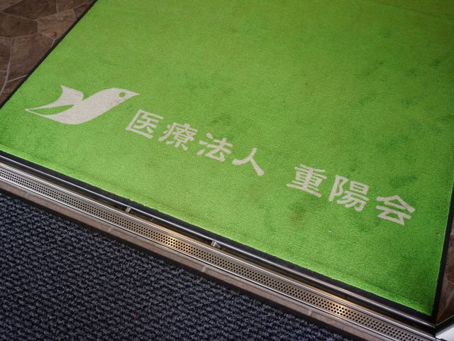 エントランスマットに文字 玄関マット エントランスに敷かれたマットは、訪れる方を暖かく迎えます。明るく清潔感のある空間がここから始まります。