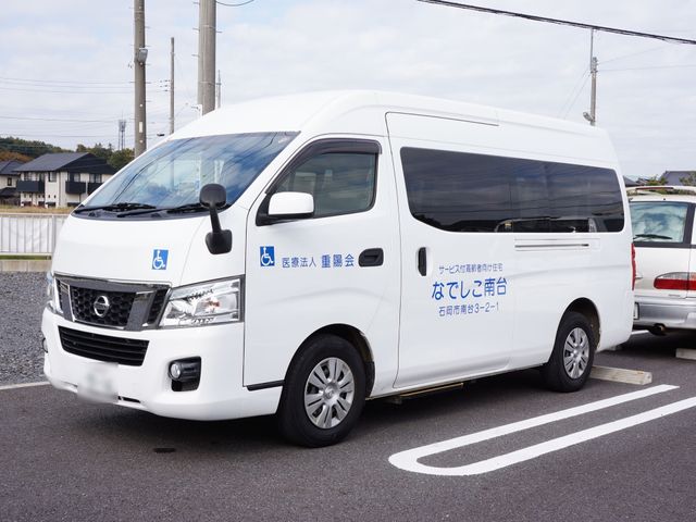 白色の福祉車両 車 移動のサポートも万全です。スタッフが安心の送迎を行なっています。