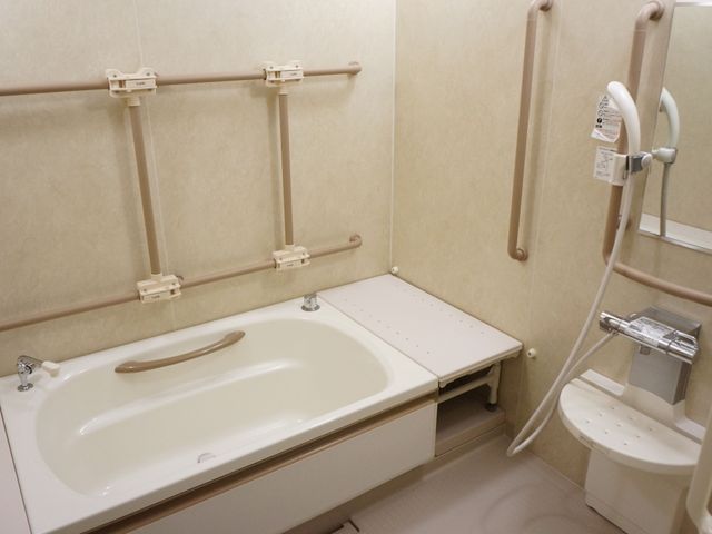 バリアフリー設計の浴室 浴室 手すり完備で安全に配慮された浴室空間です。使いやすさを考えてデザインされ、快適な入浴ができます。