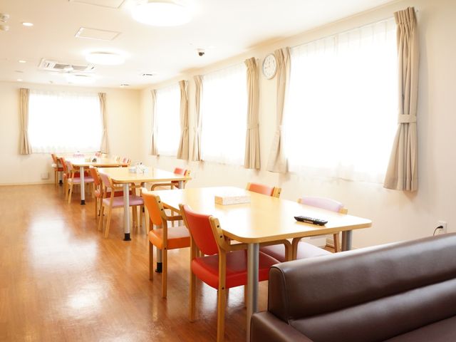 明るい空間の食堂 共有スペース 暖かな光に満ちた食堂です。様々な色の椅子が配置され、居心地の良い雰囲気を醸し出しています。