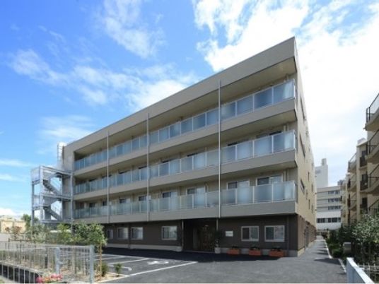 広々とした施設の外観