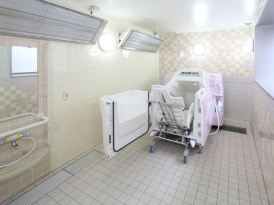 バリアフリーの明るい浴室
