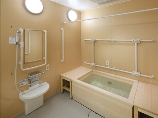 バリアフリー設計の浴室