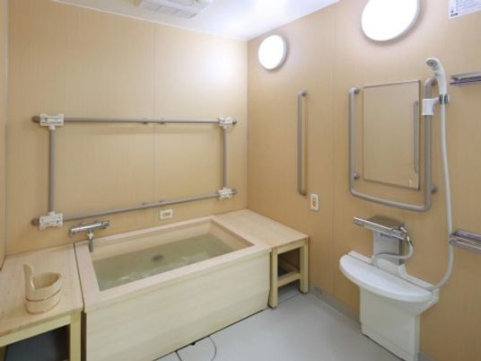 バリアフリー設計の浴室