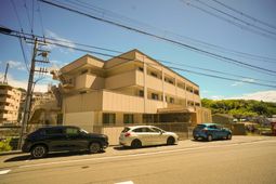 褐色の建物外観