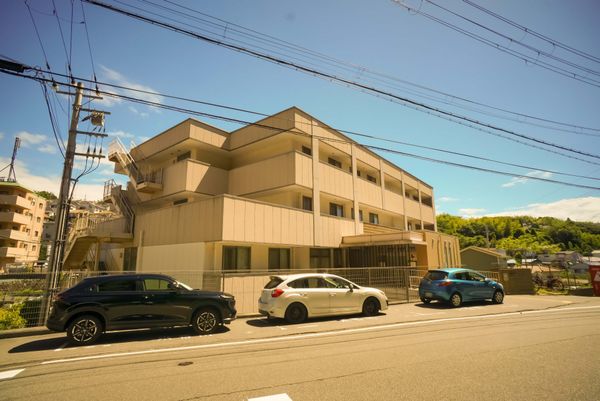 褐色の建物外観