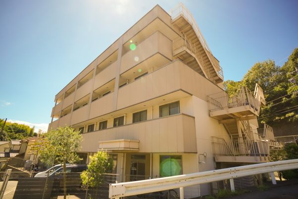 明るい日差しの外観