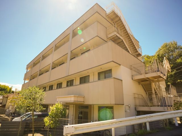 明るい日差しの外観 外観 日差しが降り注ぐ、清潔感のある建物です。このような環境でのお仕事に、ぜひご興味をお持ちください。