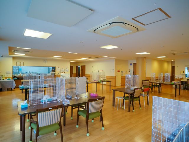 広々とした明るい食堂 食堂 明るく広々とした食堂は、利用者様の心地よい食事時間をサポートします。落ち着いた色合いの家具が配置されており、快適な空間での就業が期待できます。