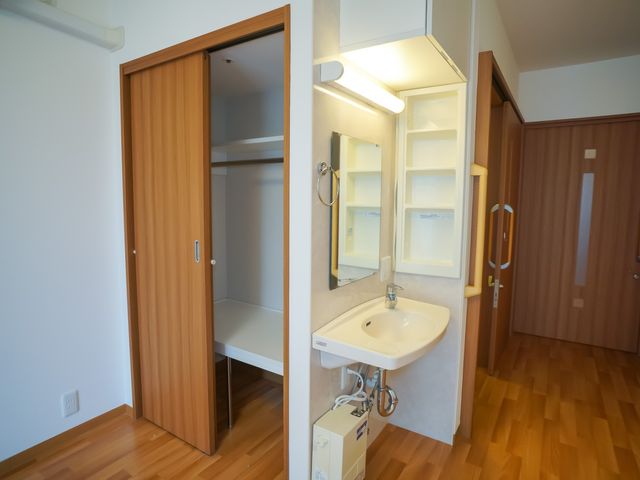 居室の洗面台とクローゼット 居室 広々とした居室には、快適な生活をサポートする洗面台と収納スペースが整っております。清潔感ある空間で、新しい生活を始めませんか。