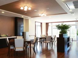 広々とした明るい食堂