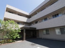 明るい建物のエントランス