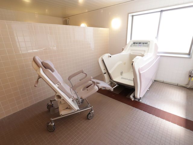 機能的な浴室設備 機械浴室 安全に配慮された設備のある明るい浴室です。利用者の快適さを考えたバリアフリー設計になっております。