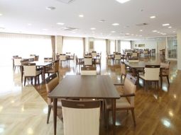 広々とした明るいダイニング