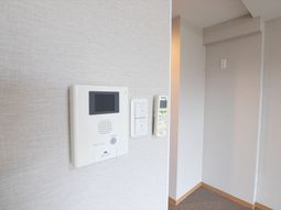 通信設備と空の廊下