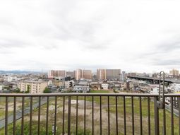 都市の眺望を望むベランダ