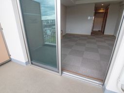 空の居室のドアと床