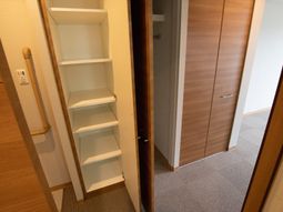 整理しやすい開放棚とクローゼット